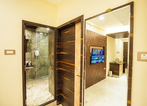 Royal Suite | Bathroom | Shower, free toiletries, hair dryer, bathrobes - Le Majestic Business Class Hotel  (Puducherry)