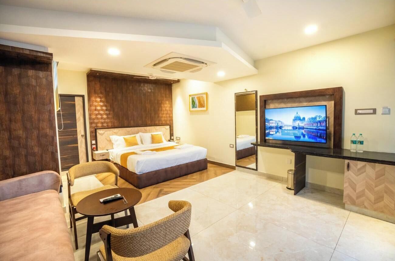 Ropa de cama de alta calidad y caja de seguridad en la habitación 