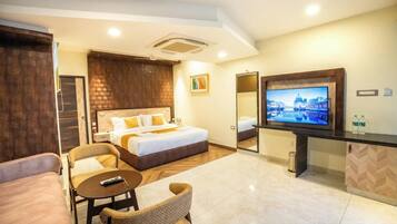 Ropa de cama de alta calidad y caja de seguridad en la habitación