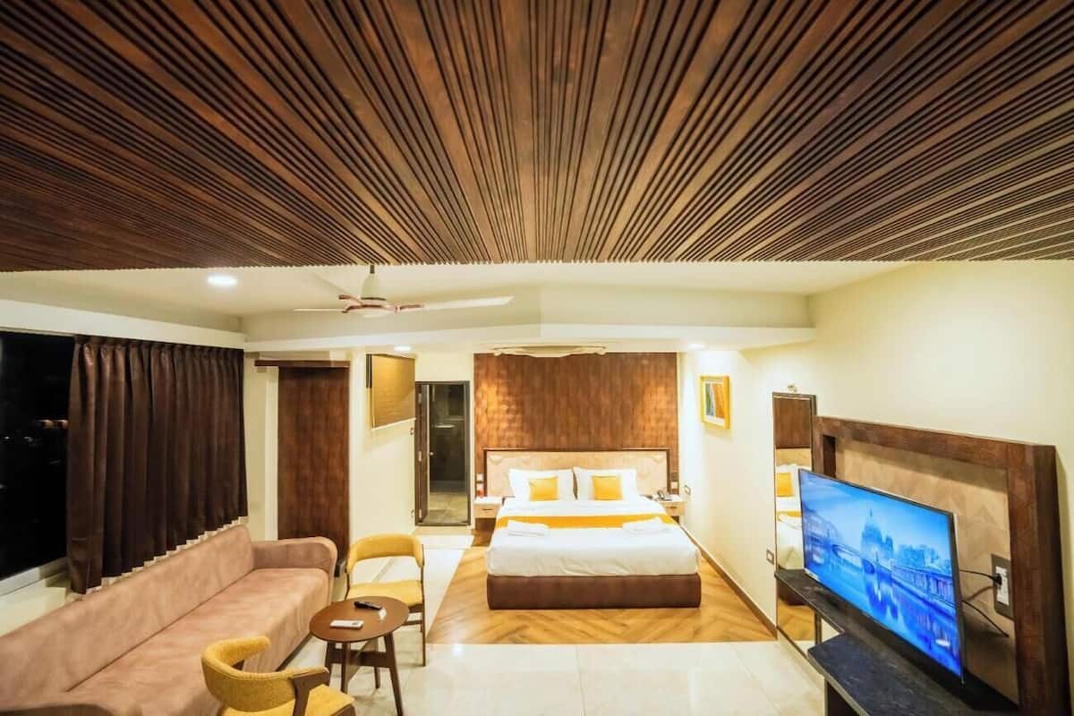 Premium bedding, in-room safe, desk, soundproofing