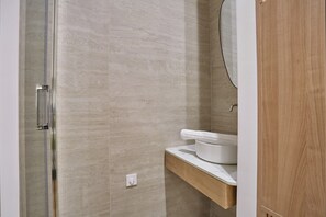 Căn hộ | Phòng tắm | Máy sấy tóc, dầu gội 