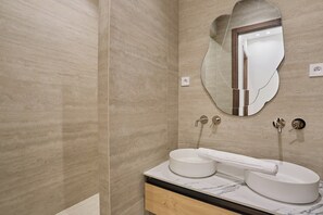 Apartment | Bathroom | Hair dryer, shampoo - Superb Apartment on the Champs Elysees (Paris)