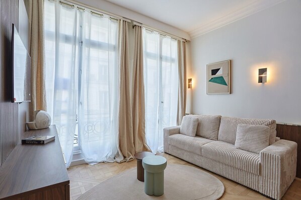 Apartment | Living area - Superb Apartment on the Champs Elysees (Paris)