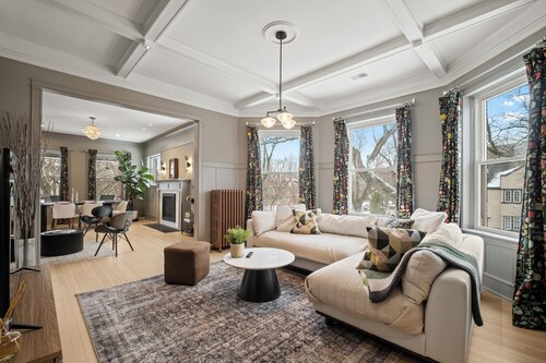 Chic 2-bedroom apartment in beautiful Rogers Park with WiFi & EV Charger