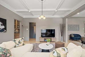 Smart TV, fireplace