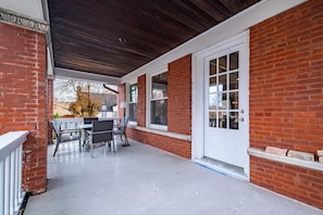 Outdoor dining - Chic 2-bedroom apartment in beautiful Rogers Park with WiFi & EV Charger (Chicago)