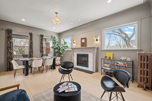 Chic 2-bedroom apartment in beautiful Rogers Park with WiFi & EV Charger