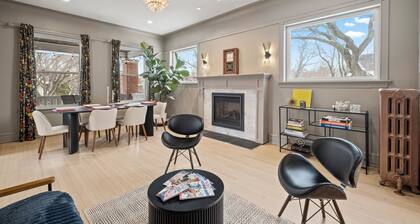 Chic 2-bedroom apartment in beautiful Rogers Park with WiFi & EV Charger