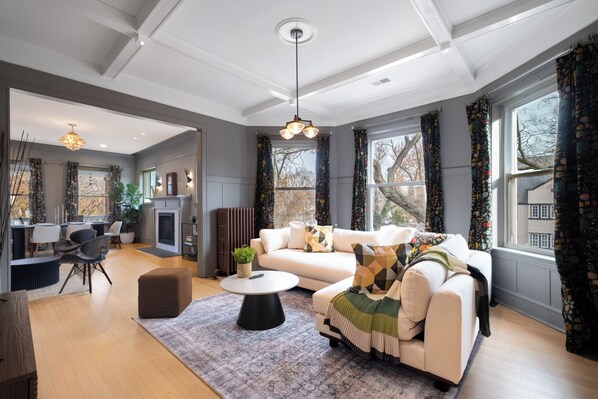 Smart TV, fireplace - Chic 2-bedroom apartment in beautiful Rogers Park with WiFi & EV Charger (Chicago)