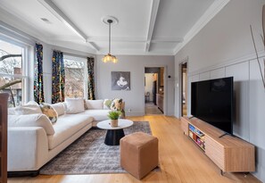 Smart TV, fireplace - Chic 2-bedroom apartment in beautiful Rogers Park with WiFi & EV Charger (Chicago)