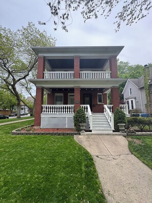 Exterior - Chic 2-bedroom apartment in beautiful Rogers Park with WiFi & EV Charger (Chicago)