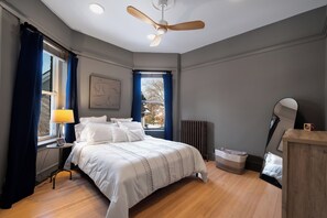 2 bedrooms, iron/ironing board, travel crib, WiFi - Chic 2-bedroom apartment in beautiful Rogers Park with WiFi & EV Charger (Chicago)