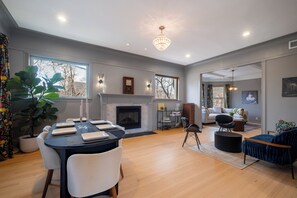 Interior - Chic 2-bedroom apartment in beautiful Rogers Park with WiFi & EV Charger (Chicago)