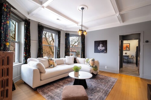 Chic 2-bedroom apartment in beautiful Rogers Park with WiFi & EV Charger