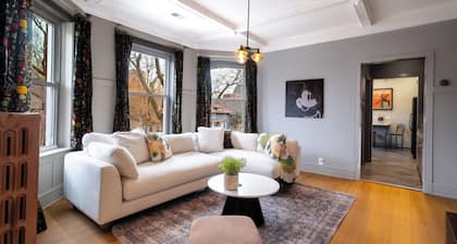 Chic 2-bedroom apartment in beautiful Rogers Park with WiFi & EV Charger