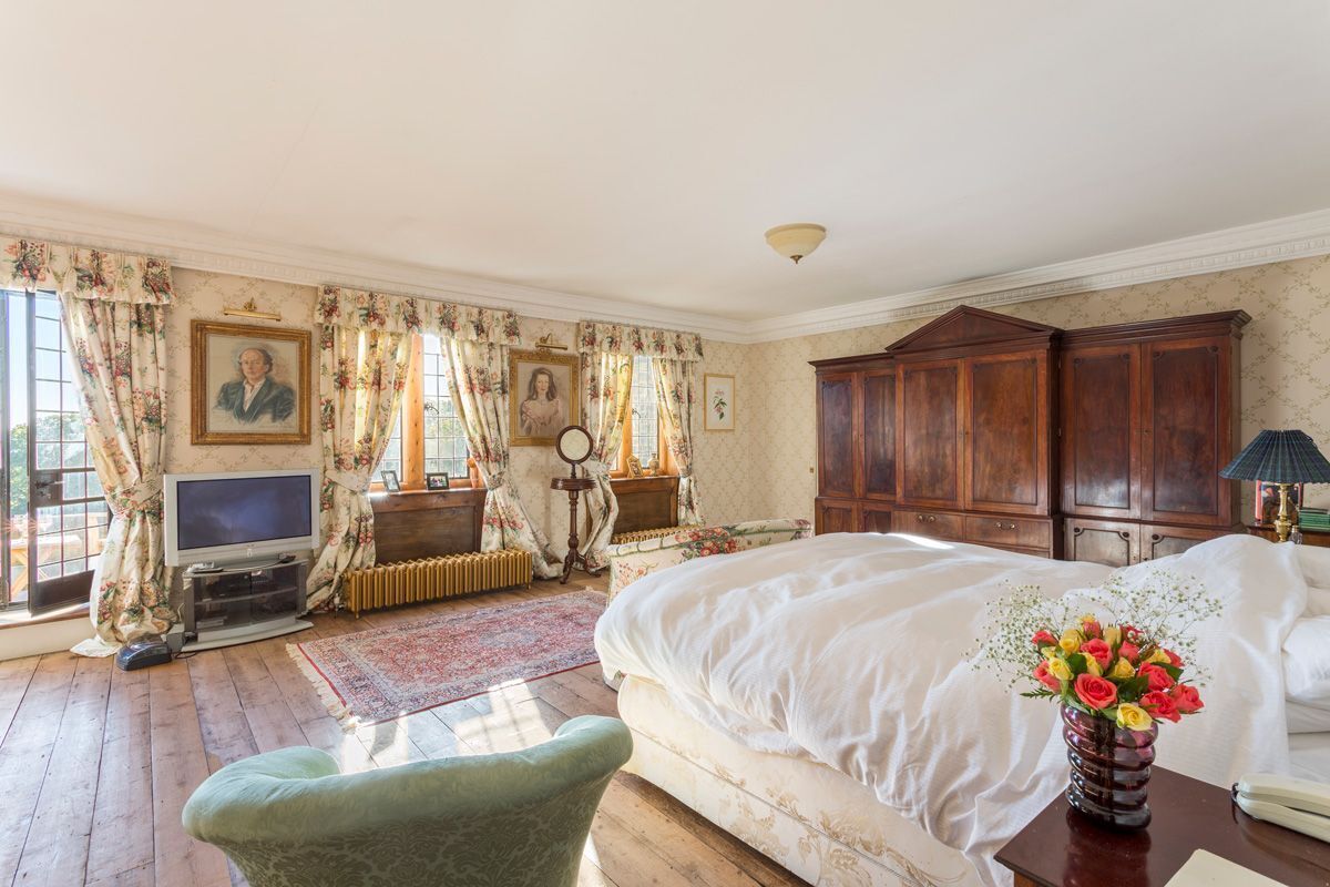 7 bedrooms, iron/ironing board, WiFi, bed sheets