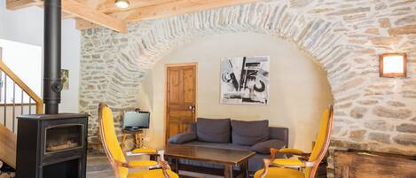 Een smart-tv en boeken