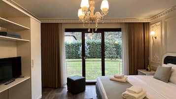 7 bedrooms, Egyptian cotton sheets, premium bedding, desk