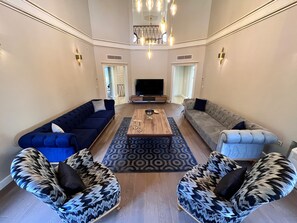 Villa Deluxe, piscina privada, vistas al jardín | Zona de estar | Una chimenea