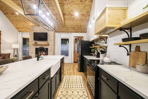 Fridge, microwave, oven, stovetop - Brand new Charming!1bed/4 guests cabin with Views (Broken Bow)