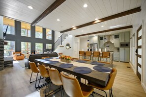 Dining - Family FUN Paradise:Treehouse,Daybed,Arcade! (Broken Bow)