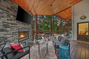 Terrace/patio - Family FUN Paradise:Treehouse,Daybed,Arcade! (Broken Bow)