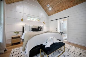 1 bedroom, iron/ironing board, free WiFi, bed sheets - New 1BD/1BTH cabin sleeping 4-5 w/hot tub! (Broken Bow)