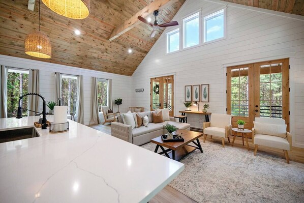 Smart TV, fireplace, books, stereo - New 1BD/1BTH cabin sleeping 4-5 w/hot tub! (Broken Bow)