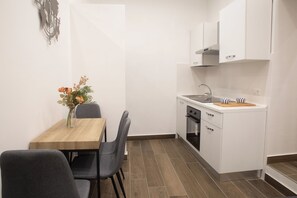 Fridge, oven, stovetop, coffee/tea maker - Exclusive use apartment, one of the most elegant and central streets in Naples (Napoli)