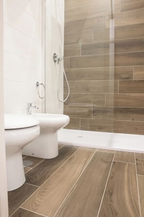 Hair dryer, bidet, towels, soap - Exclusive use apartment, one of the most elegant and central streets in Naples (Napoli)