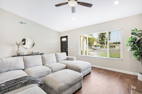 TV - 3-bedroom house with WiFi (Rolling Hills Estates)