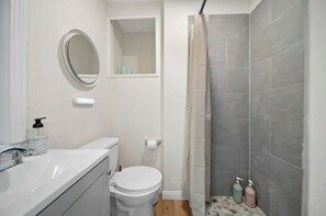 Secadora de cabello, toallas, jabón, papel de baño