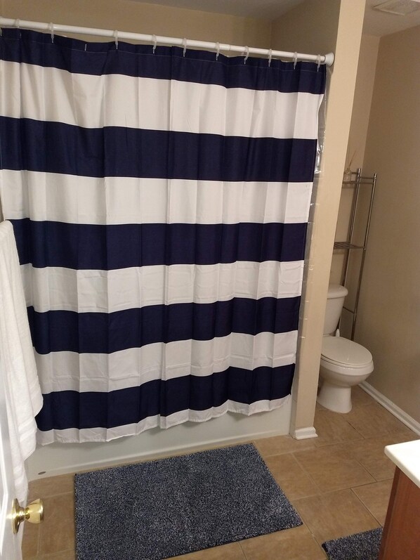 Haartrockner, Handtücher, Seife, Toilettenpapier