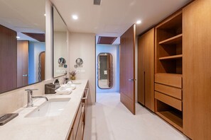 Hårføner og håndklær