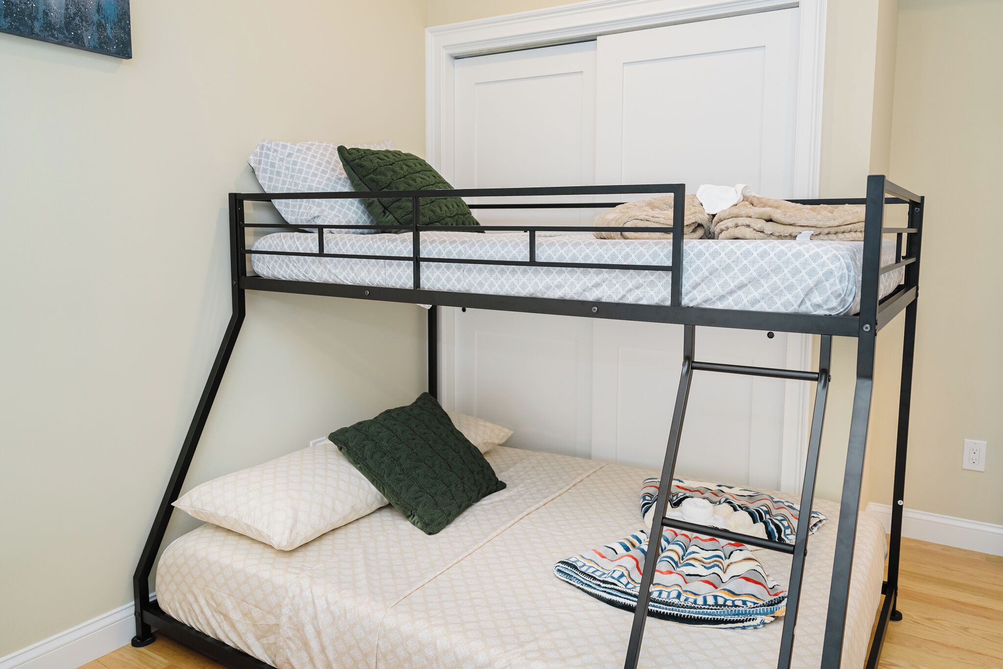 Ein Stockbett mit einer weißen Tür im Hintergrund.