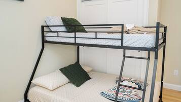 Ein Stockbett mit einer weißen Tür im Hintergrund.