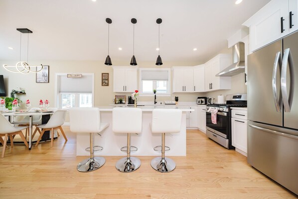 Refrigerador, microondas, horno y parrilla de estufa