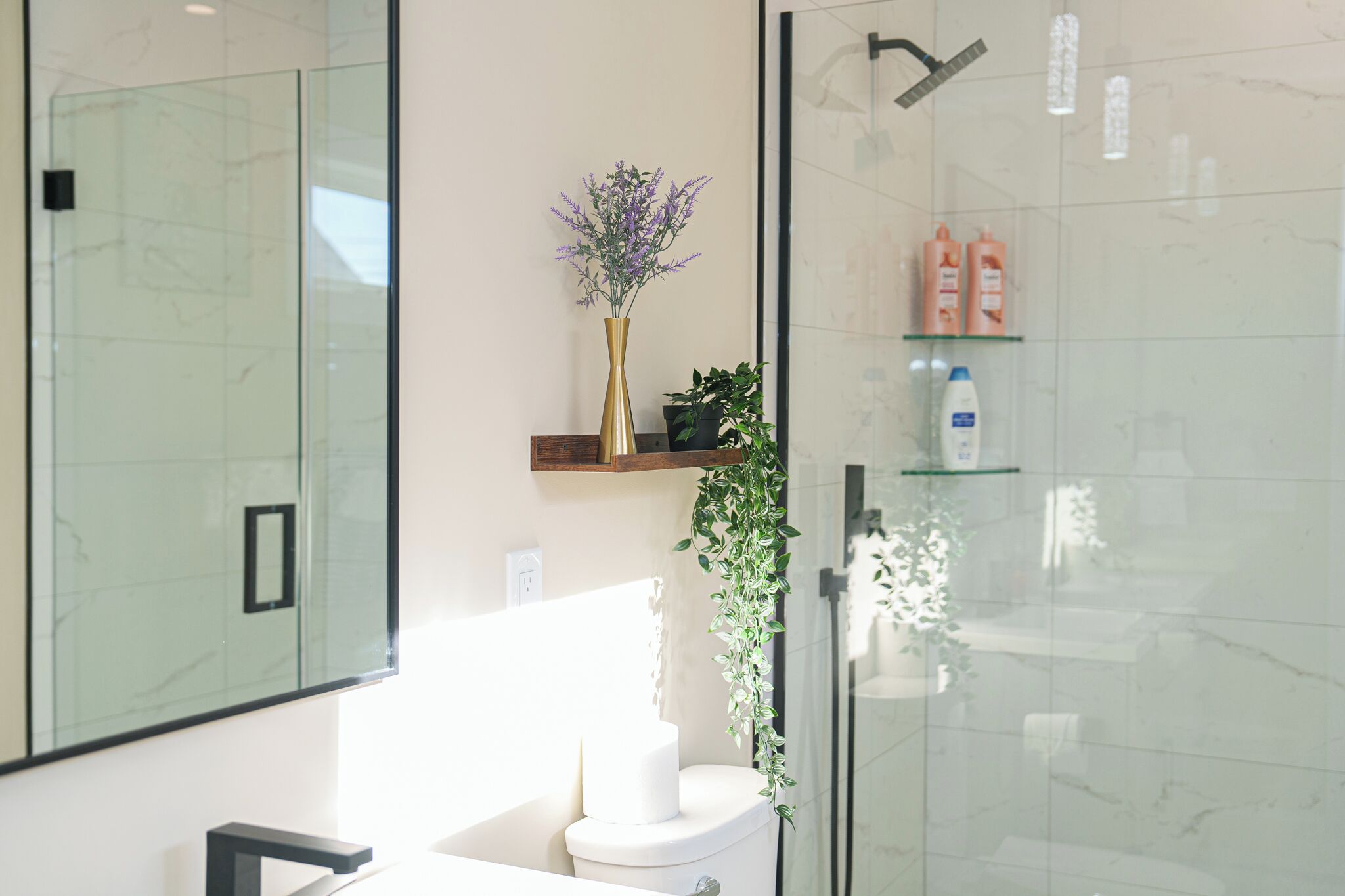 Een douche, een haardroger, handdoeken, zeep
