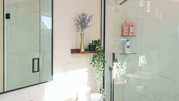 Een douche, een haardroger, handdoeken, zeep