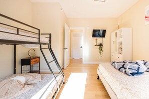 3 bedrooms, iron/ironing board, free WiFi, bed sheets