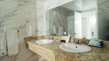 Hiustenkuivaaja, pyyhkeet, saippua, vessapaperi