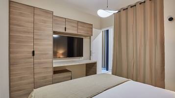 Appartement | Een laptopwerkplek, een strijkplank/strijkijzer, beddengoed