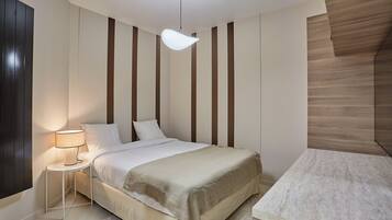 Departamento | Espacio para trabajar con laptop y tabla de planchar con plancha