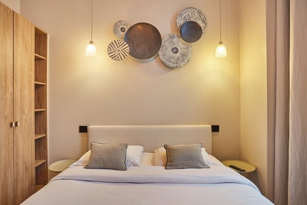 Apartment | Laptop workspace, iron/ironing board, bed sheets