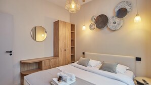 Ein modernes Schlafzimmer mit Bett, Nachttischen, einem Kleiderschrank und Wanddekorationen.