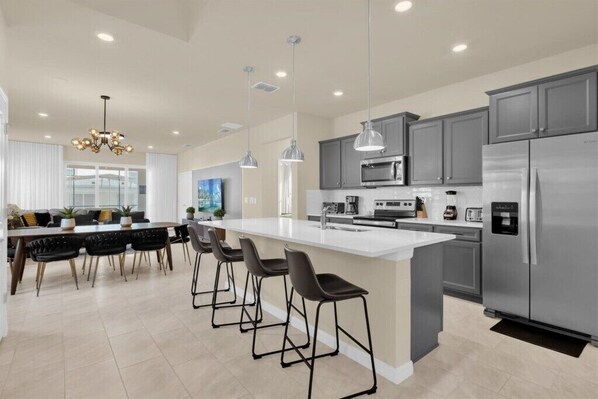 Fridge, microwave, oven, stovetop - 7 Bedrooms / 5.5 Bathrooms / Windsor Cay (16203TW) (Clermont)