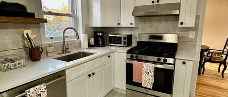 Mikrobølgeovn, ovn, kokeplater og oppvaskmaskin