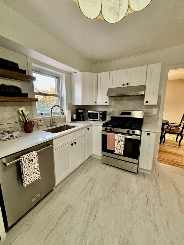 Mikrobølgeovn, ovn, kokeplater og oppvaskmaskin