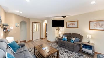 Een smart-tv en boeken