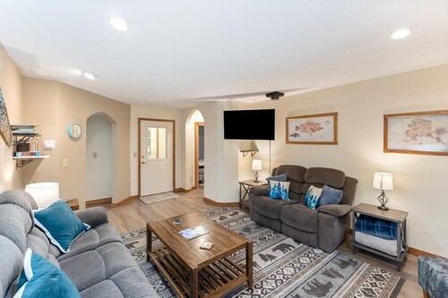 Woodland Retreat -  Forested Home Outside City Limits Sleeps 7